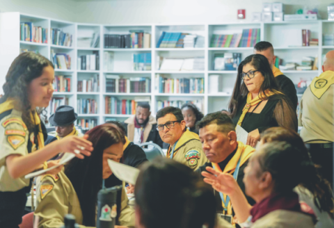 La clase de Guía Mayor comparte notas durante la clase de habilidades de comunicación.