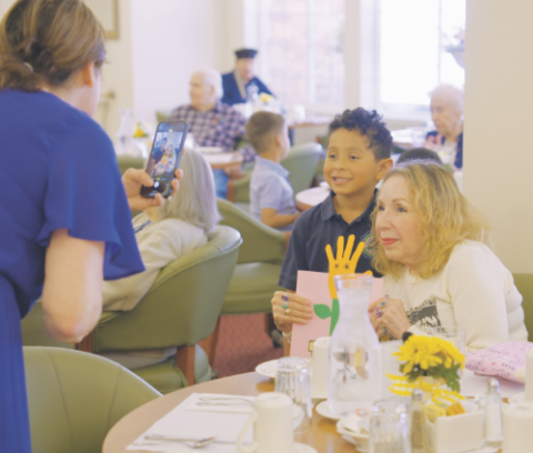 <p>Glendale Adventist Elementary students bring the residents handmade Mother’s Day gifts and perform special songs.</p><p>Los estudiantes de la Glendale Adventist Elementary llevan a los residentes regalos hechos a mano para el Día de las Madres e interpretan cantos especiales.</p>