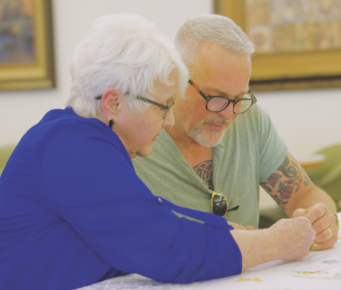 <p>A resident plays a word game during a family visit.</p><p>Un residente juega un juego de palabras durante una visita familiar.</p>