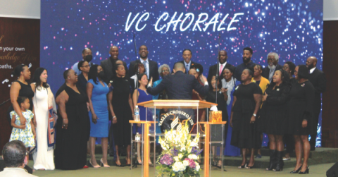 VC Chorale canta un arreglo a capella de «I’ll Stand».