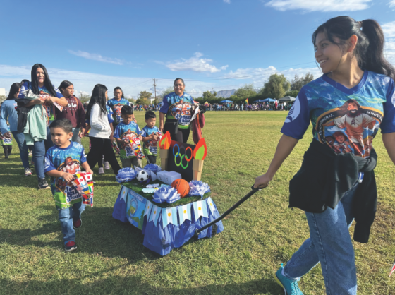 <p>The Avondale Spanish Adventurer Club, with their Argentina-themed float, participates in the parade of nations.</p><p>El Club de Aventureros hispanos de Avondale, con su carroza de temática, participa en el desfile de las naciones.</p>
