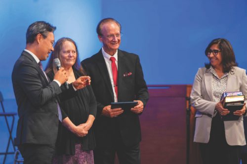 <p>Conference President Jonathan Park presents Oswald with his ordination license.</p><p>El presidente de la conferencia, Jonathan Park, le entrega a Oswald su licencia de ordenación.</p>