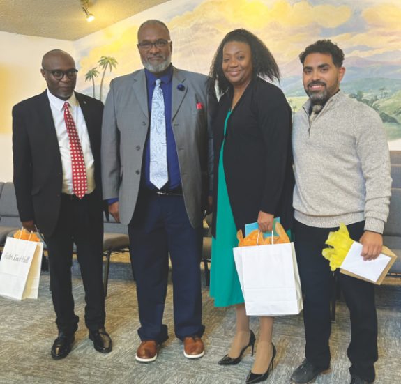 De izquierda a derecha: David Hall (orador principal), Richardo Major, Deanne Brewer (cantante invitada) y Manny Ortiz (director del ministerio infantil) son reconocidos por su ministerio y liderazgo durante el reavivamiento de otoño.