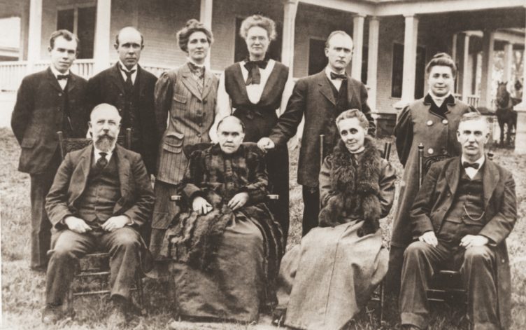 Ellen White (sentada en el centro) en Madison, Tennessee, en 1909 durante un viaje al sur en el que visitó Oakwood (una escuela para negros) por segunda vez.