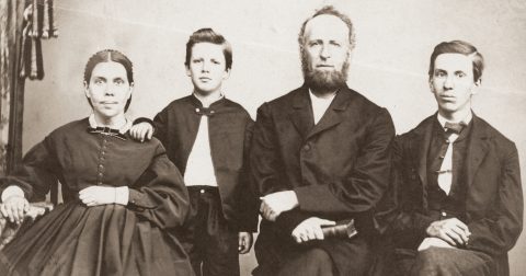 Retrato de la familia White (1864).
De izquierda a derecha: Ellen, Willie, James, Edson.