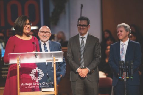 Kathleen V. Díaz (izquierda), tesorera/CFO de SCC, presenta a la iglesia $10,000 para evangelismo.