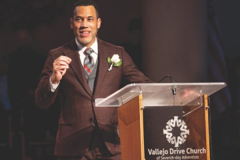 Henderson, pastor de la iglesia Vallejo Drive, comparte un mensaje titulado «Más lejos y más alto».