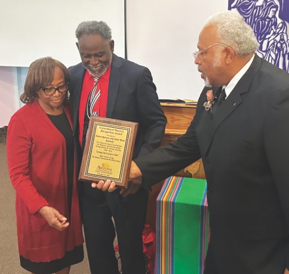 Como uno de sus últimos actos como director, Warren honró a Ranison y Rosie Kennedy por 20 años de ministerio dirigiendo Omega House en Tucson, Arizona.