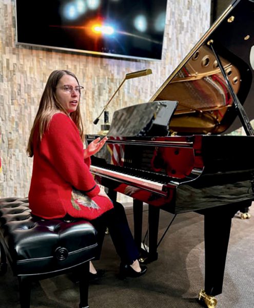 Dr. Gréta Pásztor teaching a group piano course.