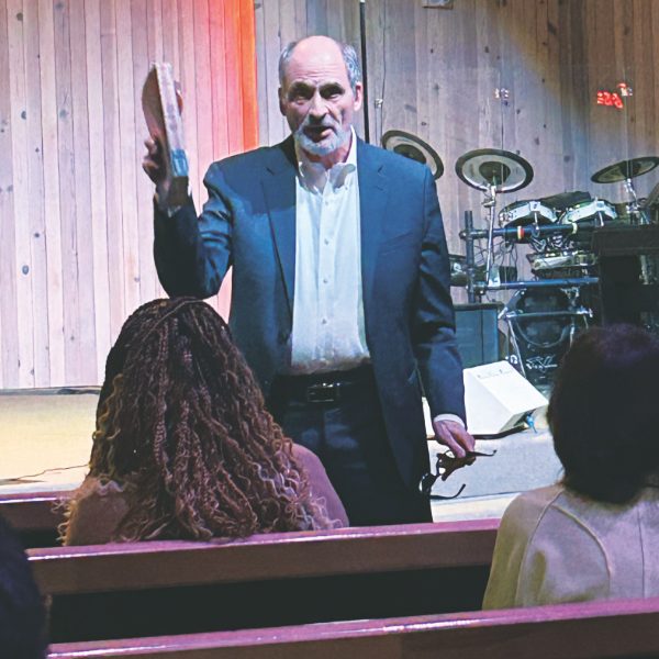 Peter Neri, pastor de la iglesia de Paradise, da instrucciones antes de que los participantes se dividan en grupos.