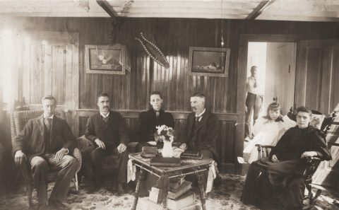 <p>The Leaders of the Southern Missionary Society, Will Palmer (second from left), Emma White, Edson White, and probably Annie Palmer (seated). Morning Star cook, Albert Greene, stands in the background.</p><p>Los líderes de la Southern Missionary Society, Will Palmer (segundo de la izquierda), Emma White, Edson White y probablemente Annie Palmer (sentada). El cocinero del Morning Star, Albert Greene, en el fondo.</p>(Photo courtesy of White Estate)