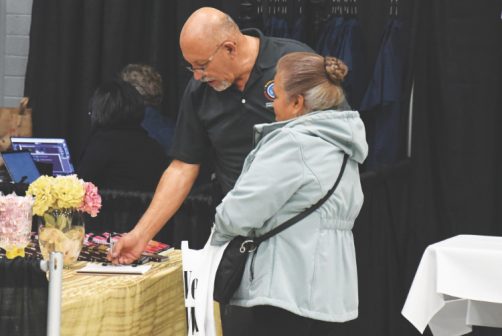 <p>Jose Fernandez shares information about his church’s discipleship course.</p><p>José Fernández comparte información sobre el curso de discipulado de su iglesia.</p>