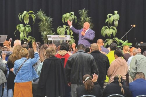 <p>Over 50 people responded to the call for spiritual recommitment at the end of the final night.</p><p>Más de 50 personas respondieron al llamado de un nuevo compromiso espiritual al final de la última noche.</p>