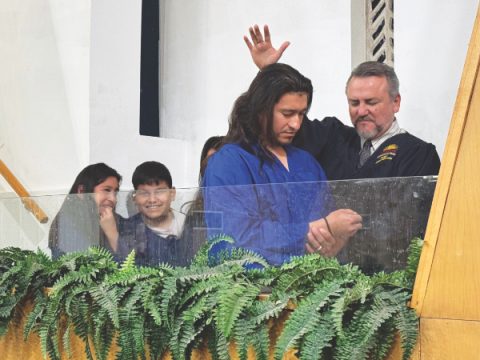 El pastor Renato Valenzuela bautizó a varios miembros nuevos en su iglesia como resultado de la campaña de  evangelismo <i>Proclamando Esperanza.</i>