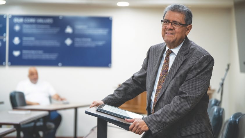 <p>Salazar is pictured during his last conference office worship with the staff.</p><p>Salazar es fotografiado durante su último culto en la oficina de la conferencia con el personal.</p>