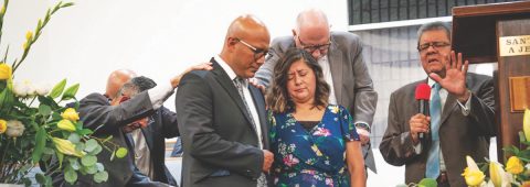 Salazar ofrece la oración de ordenación por Ellis Flores.