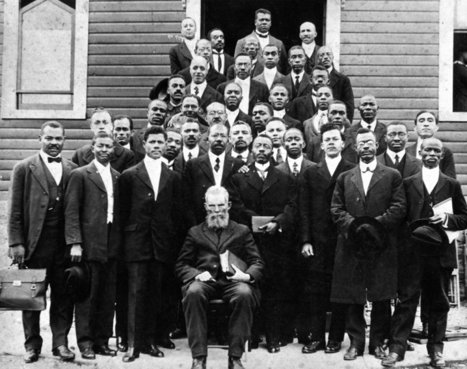 Charles M. Kinny sentado al frente en una reunión de predicadores advenistas negros, c. 1921. (Photo: General Conference of Seventh-day Adventist Archives)