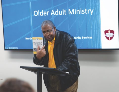 Lee hace una presentación sobre el ministerio de los mayores en un evento de capacitación de Servicios Comunitarios Adventistas en la oficina de SCC. (Photo: Lauren Lacson)