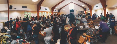 Los voluntarios de Praxis clasifican y organizan la ropa.