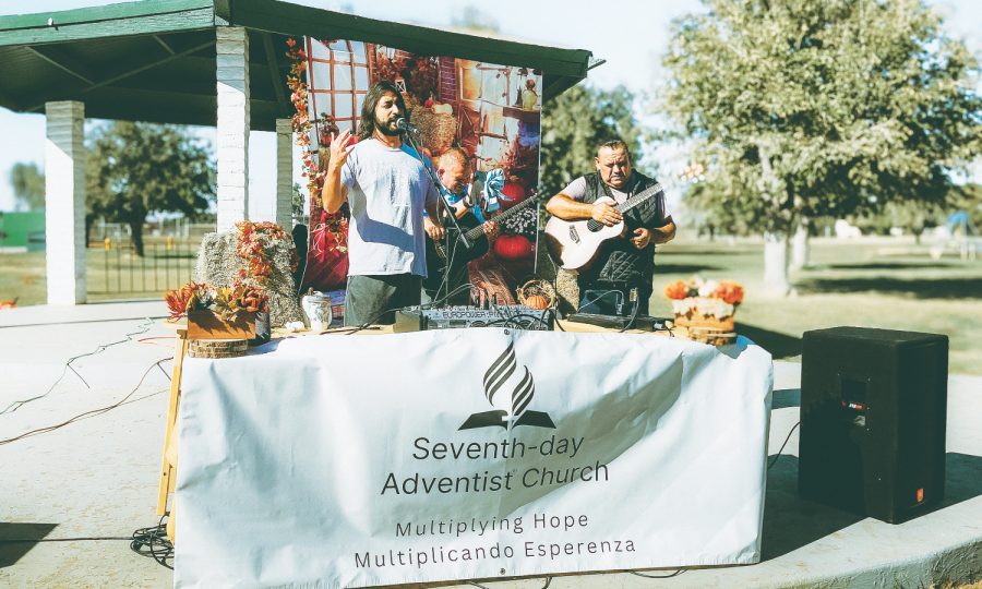 <p>Pastor Riojas and Arturo Lopez lead worship along with a community member.</p><p>El pastor Riojas y Arturo López dirigen el culto junto con un miembro de la comunidad.</p>