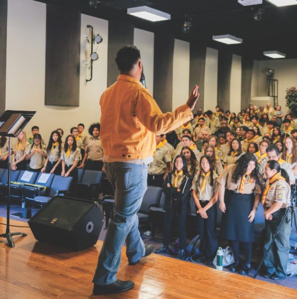 El pastor George Tuyu predica al grupo.
