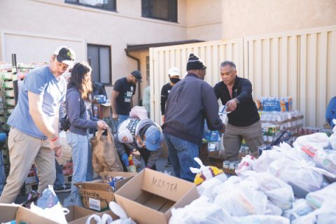 Los voluntarios organizan los donativos.
 (Photo: Araya Moss)