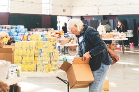 La iglesia White Memorial pasó rápidamente de ser un refugio a un centro de distribución. (Photos: John Ampong)