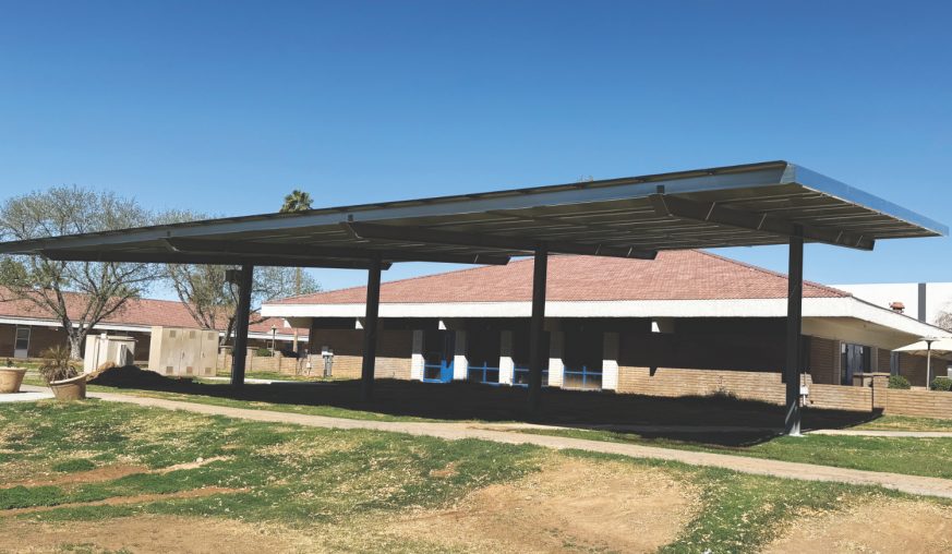 <p>Shade structures outside the school cafeteria could one day incorporate a shaded courtyard where students can gather and eat. 
</p><p>Las estructuras de sombra fuera de la cafetería de la escuela podrían algún día incorporar un patio sombreado donde los estudiantes se puedan reunir y comer.</p>