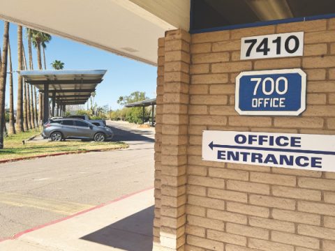 Los estacionamientos son de un beneficio significativo durante el verano, cuando las temperaturas pueden superar los 110 grados durante varias semanas.