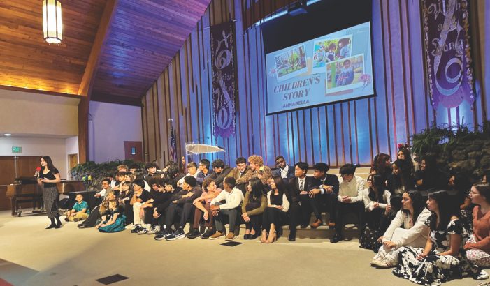 Estudiantes de academia tienen la historia de los niños en la iglesia de Ceres.