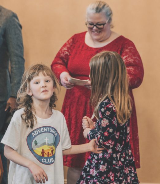 Los niños entregan sus notas del sermón a su nueva pastora.