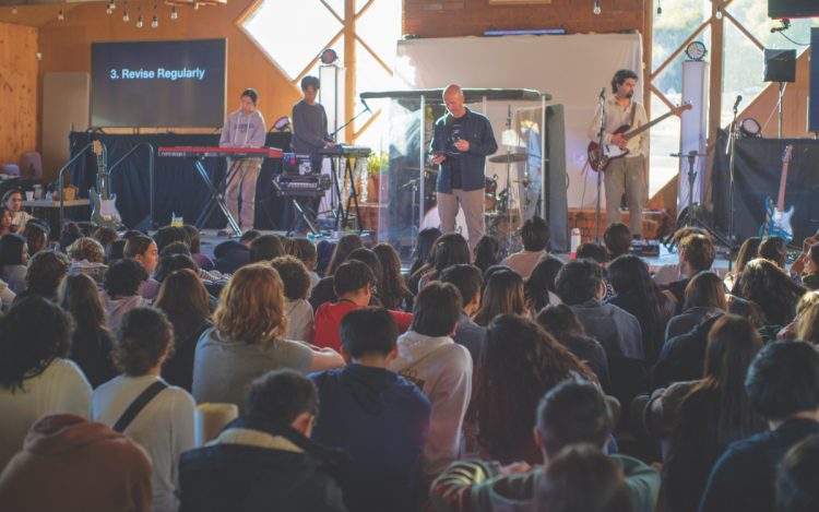 El pastor Mike Rhynus predica a los estudiantes.