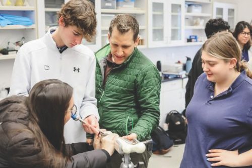 <p>Fuller assists students hands-on.</p><p>Fuller ayuda a los estudiantes de manera práctica.</p>