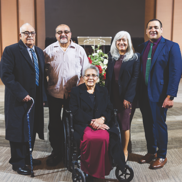 Los ancianos de la iglesia de Victorville y el comité de búsqueda oran por Martínez.