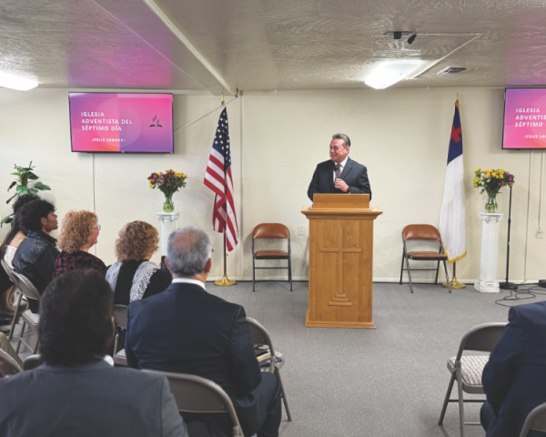 <p>Elder Abimael Escalante addresses the congregation as part of the dedication service.</p><p>El pastor Abimael Escalante se dirige a la congregación como parte del servicio de dedicación.</p>