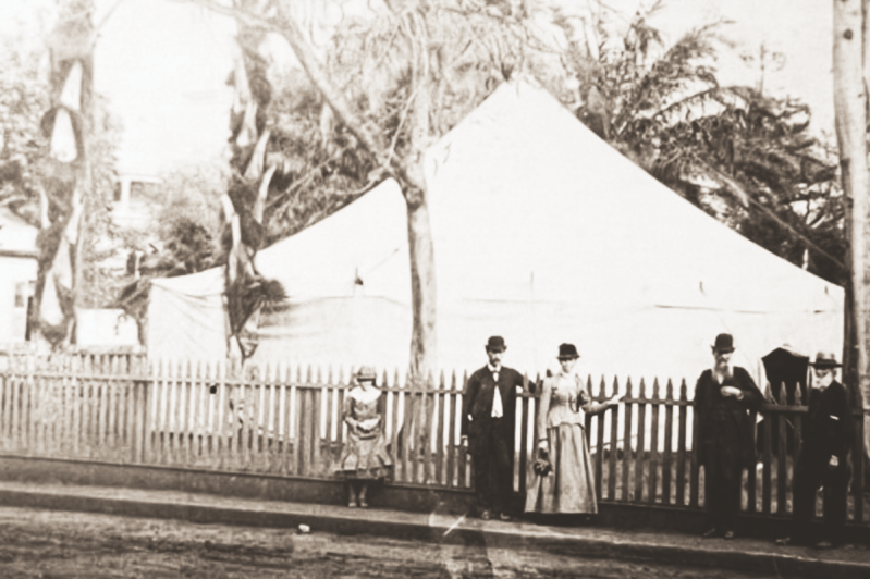 Foto del primer evento evangelístico llevado a cabo en Hawaii de enero a marzo de 1886. De izquierda a derecha: Birdie Healey, William Healey, Clara Healey, Loran A. Scott, y Abram La Rue.