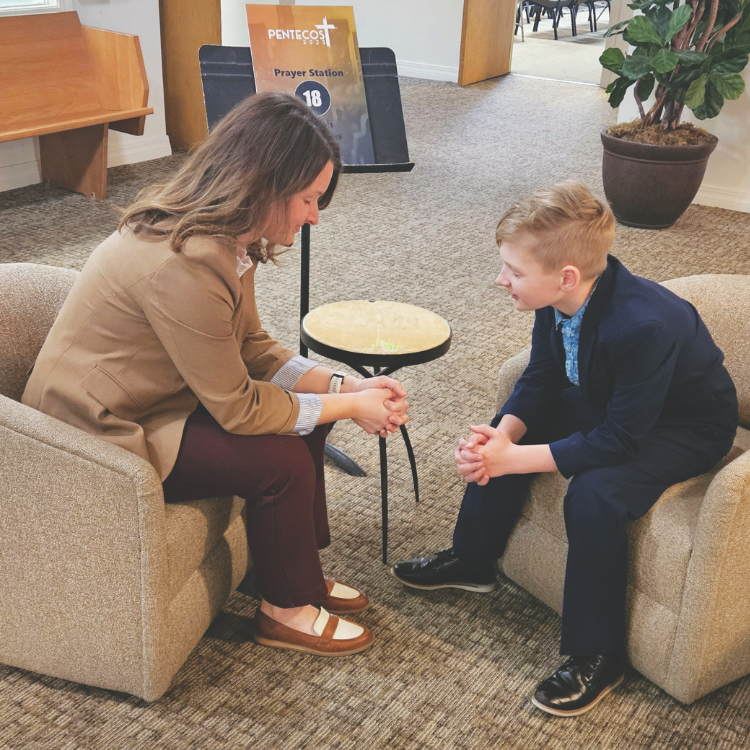 <p>All ages participate in lifting up prayers for the church and its mission.</p><p>Todas las edades participan en elevar oraciones por la iglesia y su misión.</p>