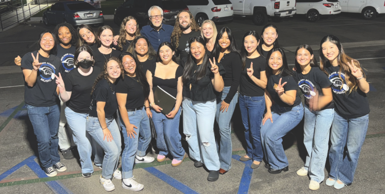 <p>Alumni and students gather around Mr. Walters.</p><p>Exalumnos y estudiantes con Mr. Walters.</p>