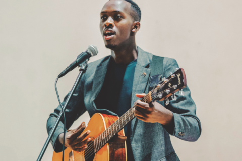 Robin cierra el servicio con un hermoso canto bilingüe, elevando corazones tanto en inglés como en kinyarwanda.