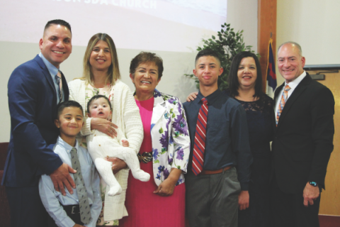 La familia de Ortega posa para una foto durante su servicio de ordenación.