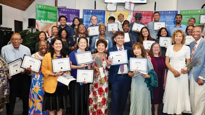 Los graduados posan con sus certificados de finalización. (Photo: Better Living Center Facebook)
