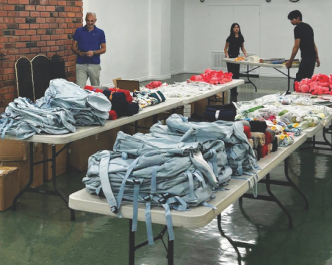 Comfort Cases se asoció con Women of the NFL, que ayuda a empacar 200 mochilas.