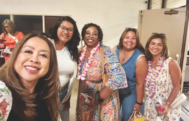 Asistentes al culto ElevateHER en la iglesia Alhambra. (Photo: Loretta Shields)