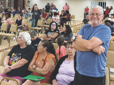 Líderes juveniles de todo Arizona se reunieron en la capilla del Campamento Yavapines para las reuniones de la sesión general.