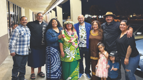 Mauia está rodeada de su familia.