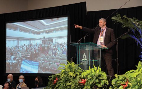 President Ed Keyes recognizes a delegate speaking at a microphone from the convention floor.