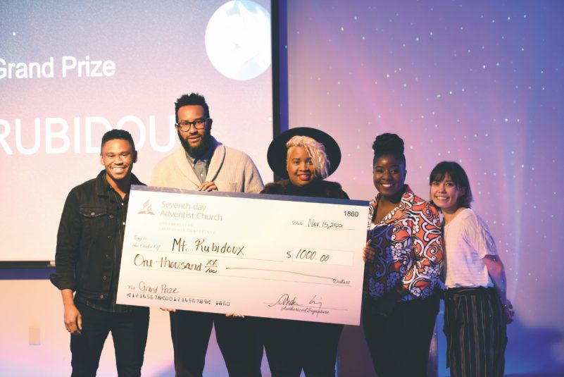 Theo Brown (second from left) and Zannette Ricketts (third from left) receive the grand prize for Mt. Rubidoux from SECC staff. / Theo Brown (segundo desde la izquierda) y Zannette Ricketts (tercera desde la izquierda) reciben el gran premio para Mt. Rubidoux del personal de SECC.