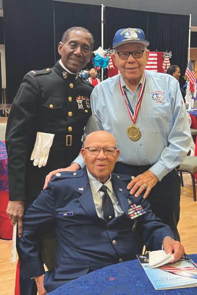 El suboficial de la Marina Franklin Benjamin (arriba a la izquierda), el coronel de la Fuerza Aérea, Ralph Smith (arriba a la derecha) y el teniente coronel de la Fuerza Aérea, William Howe (sentado), todos retirados, se reúnen para el almuerzo de la NAACP. 