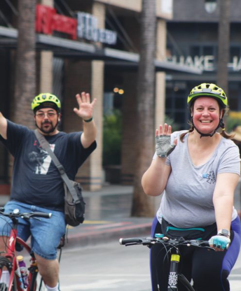 Alburn (izquierda) y Kelsy (derecha) recorren en bicicleta el bulevar abierto de Hollywood.