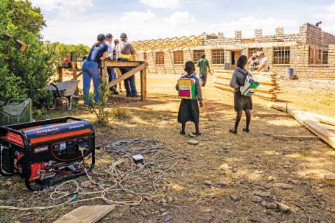 Children from a Masai elementary school watch construction activity at the new Maternal and Women’s Health Center. <br /><br />Niños de una escuela primaria Masai observan la actividad de construcción en el nuevo Centro de Salud Materno Femenino.